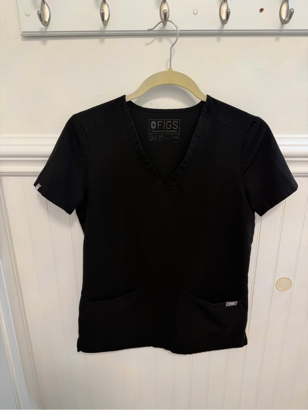 Figs Women's Short Sleeve V-Neck Scrub Top in Black